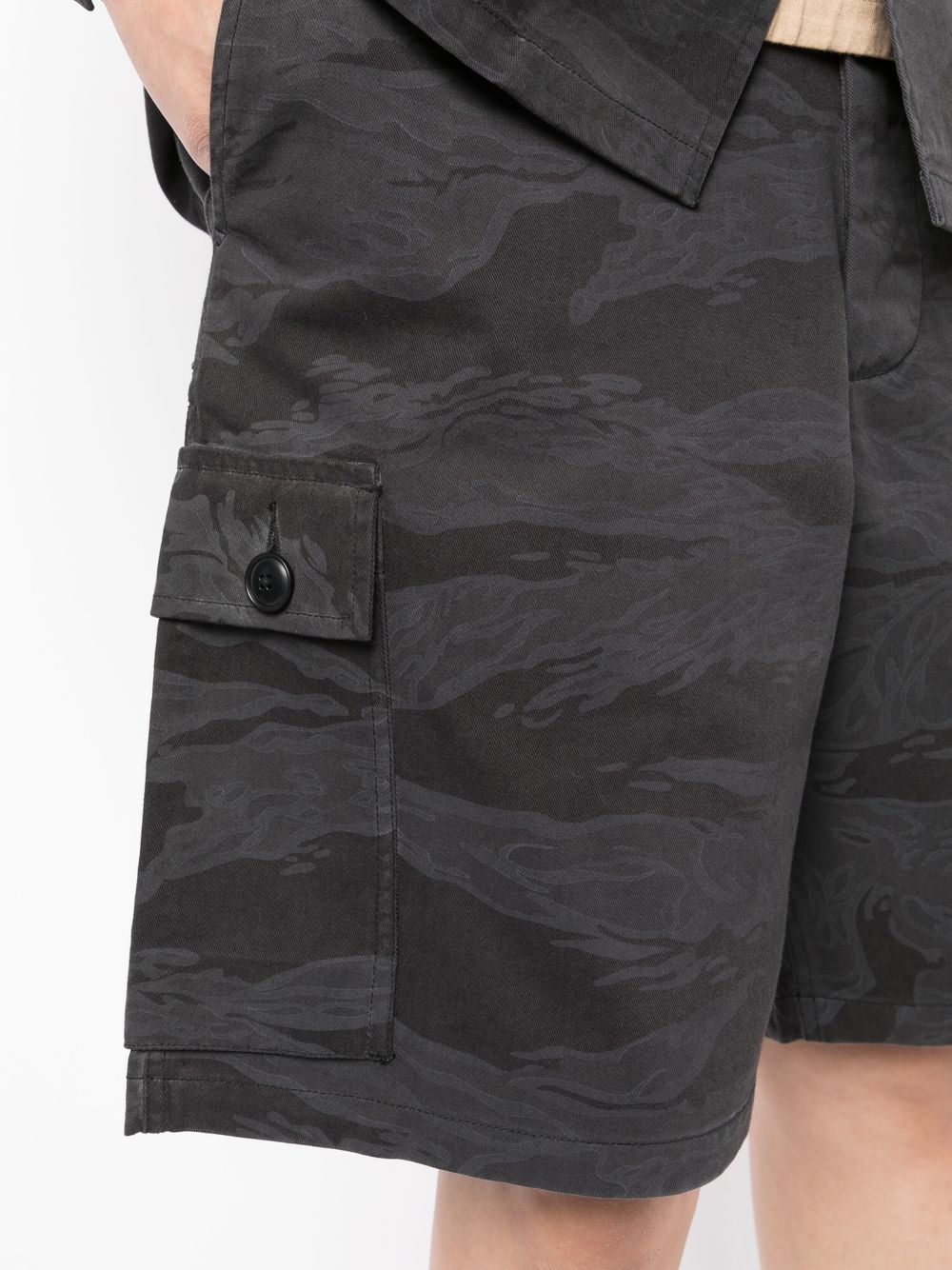 Camouflage-Print Cargo Shorts - Image 4